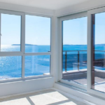 Ventanas de PVC y aluminio resistentes al salitre instaladas en una vivienda moderna frente al mar.
