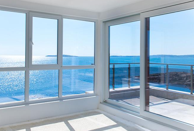 Ventanas de PVC y aluminio resistentes al salitre instaladas en una vivienda moderna frente al mar.
